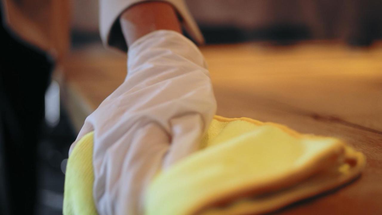 Hotel Crowne Plaza New Delhi Okhla By Ihg Exteriér fotografie A person receiving a shiatsu massage