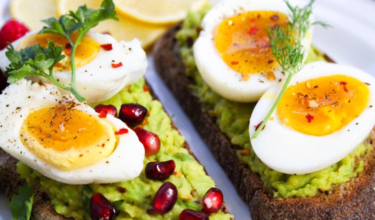 Hotel Crowne Plaza New Delhi Okhla By Ihg Exteriér fotografie Avocado on toast with a soft-boiled egg