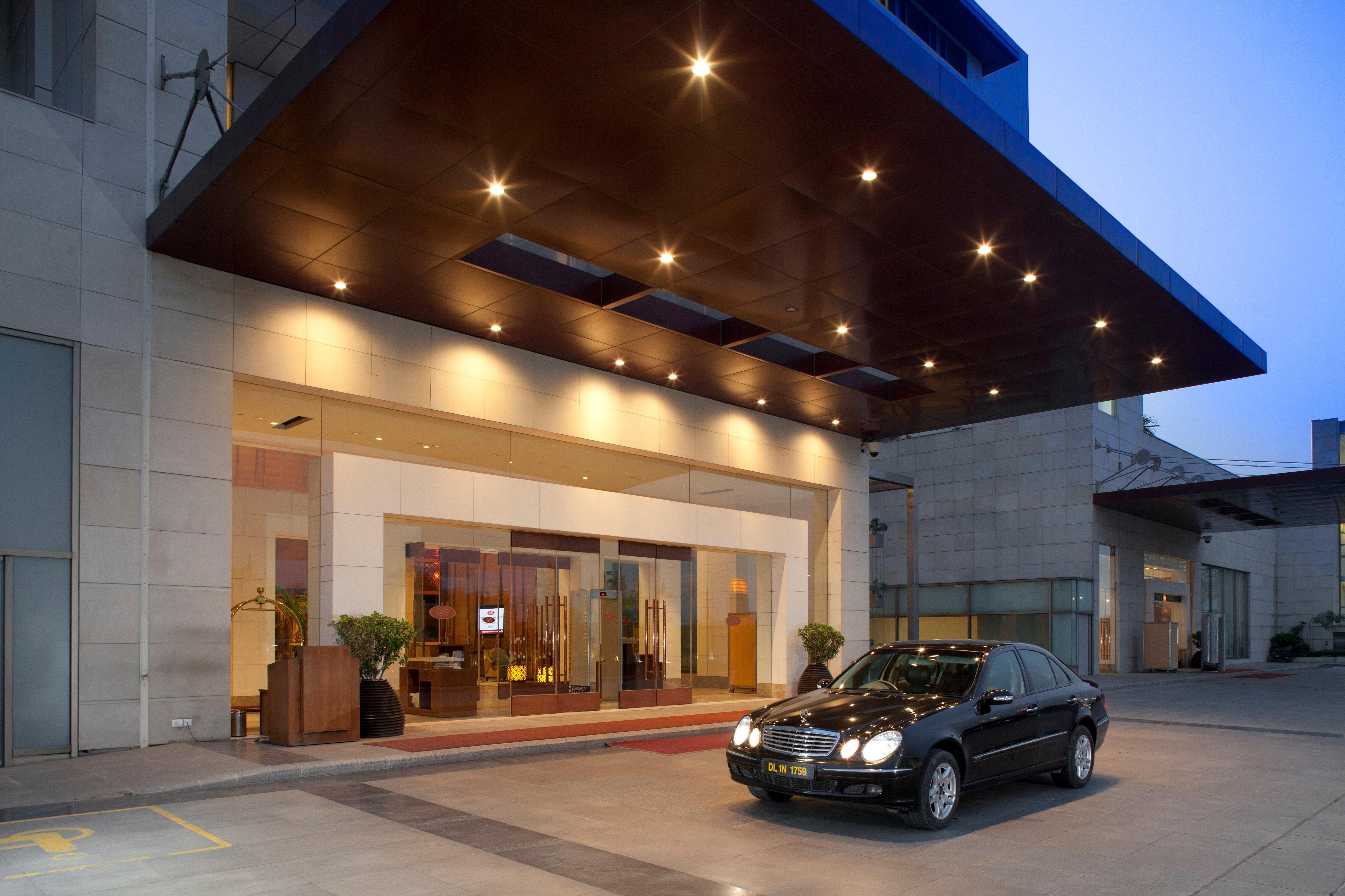 Hotel Crowne Plaza New Delhi Okhla By Ihg Exteriér fotografie The entrance of the hotel