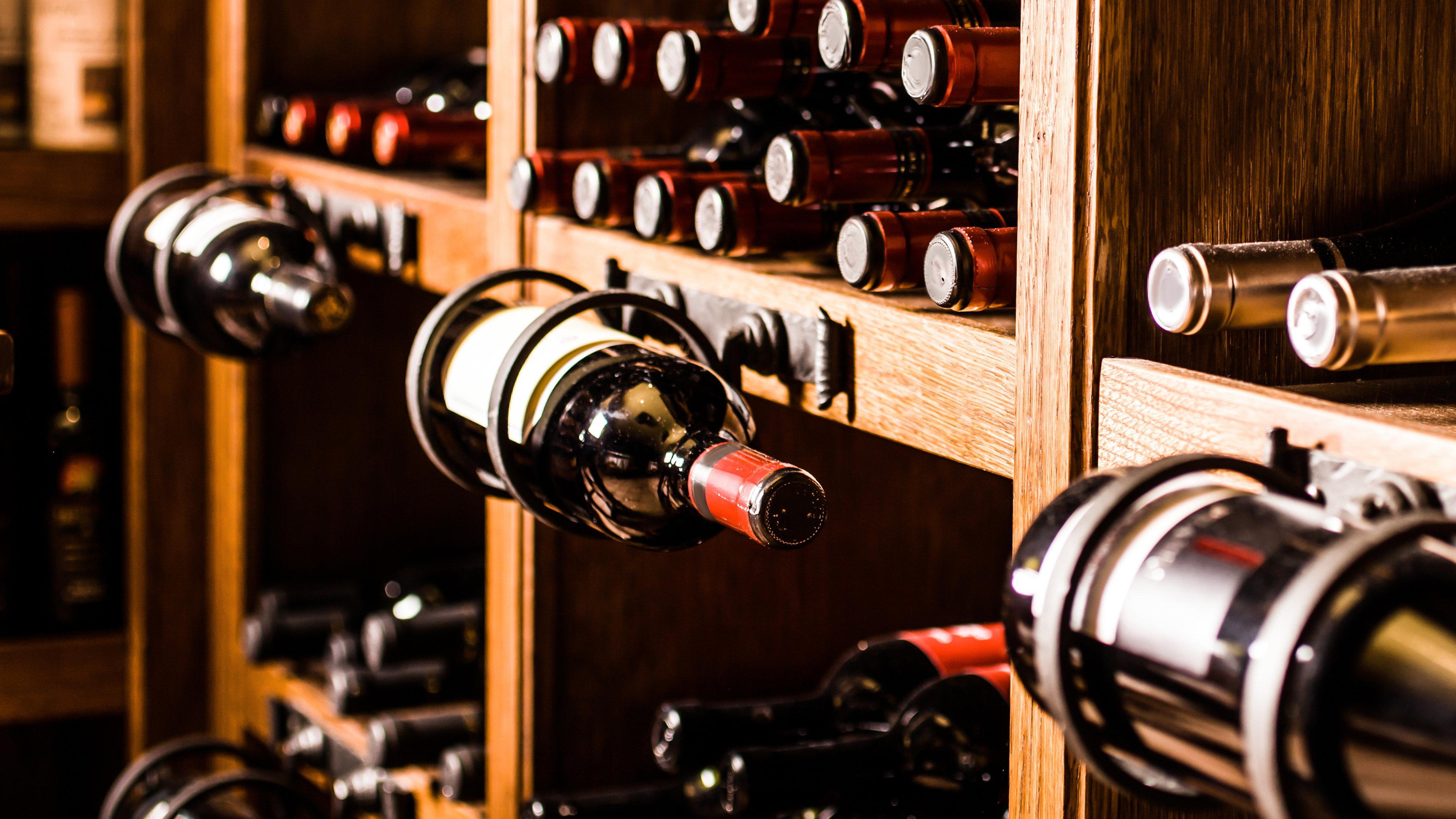 Hotel Crowne Plaza New Delhi Okhla By Ihg Exteriér fotografie Wine bottles in a wine rack