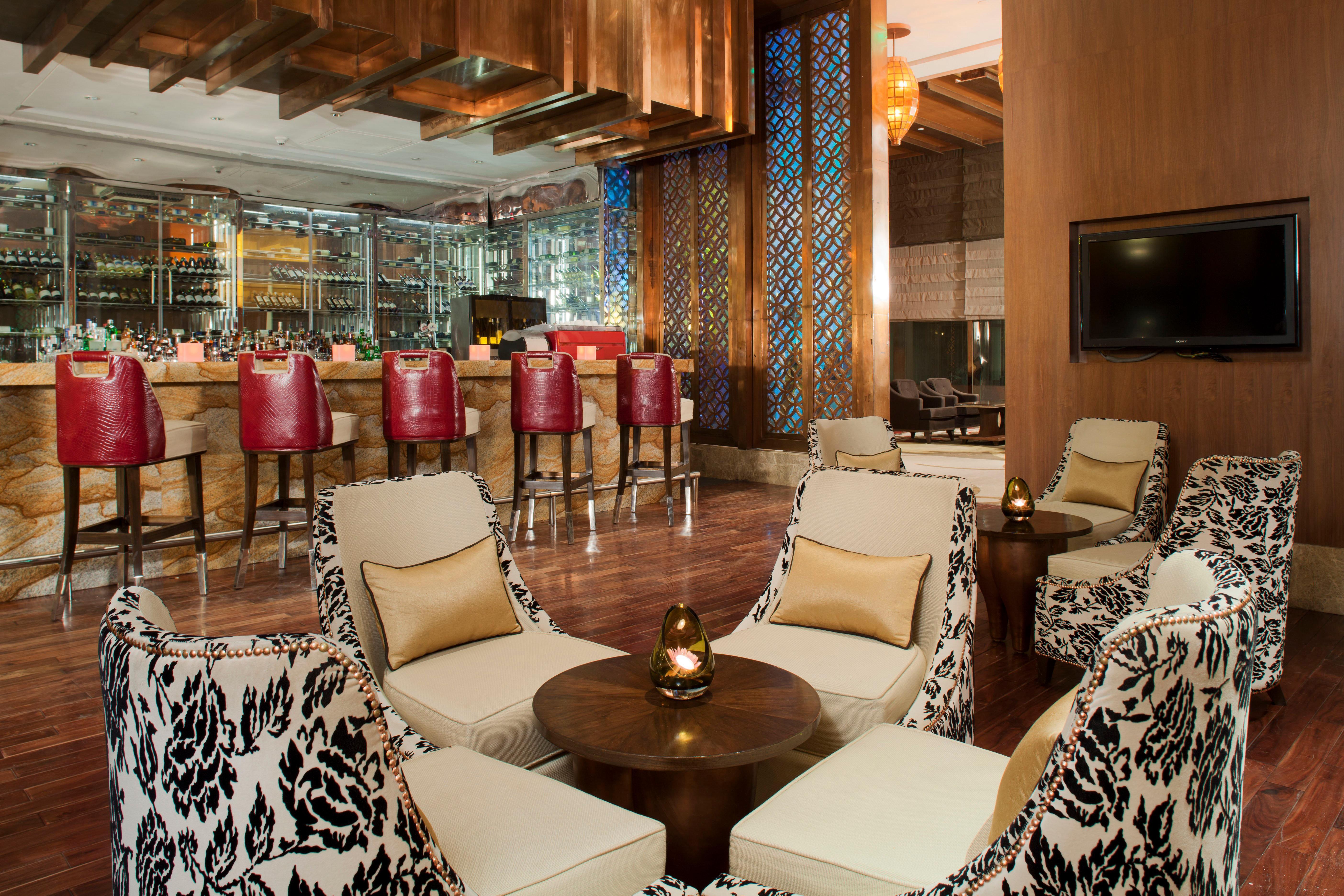Hotel Crowne Plaza New Delhi Okhla By Ihg Restaurace fotografie The bar at the hotel