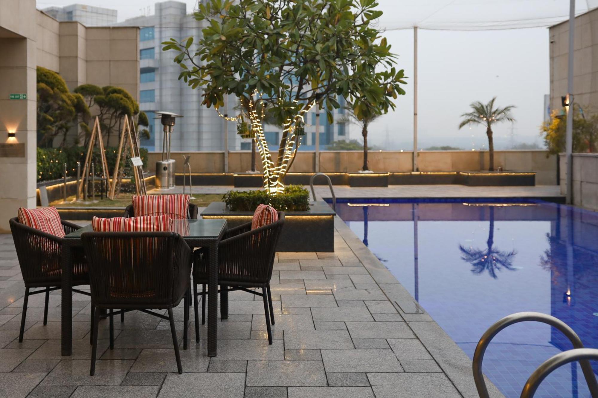 Hotel Crowne Plaza New Delhi Okhla By Ihg Exteriér fotografie The pool at the Park