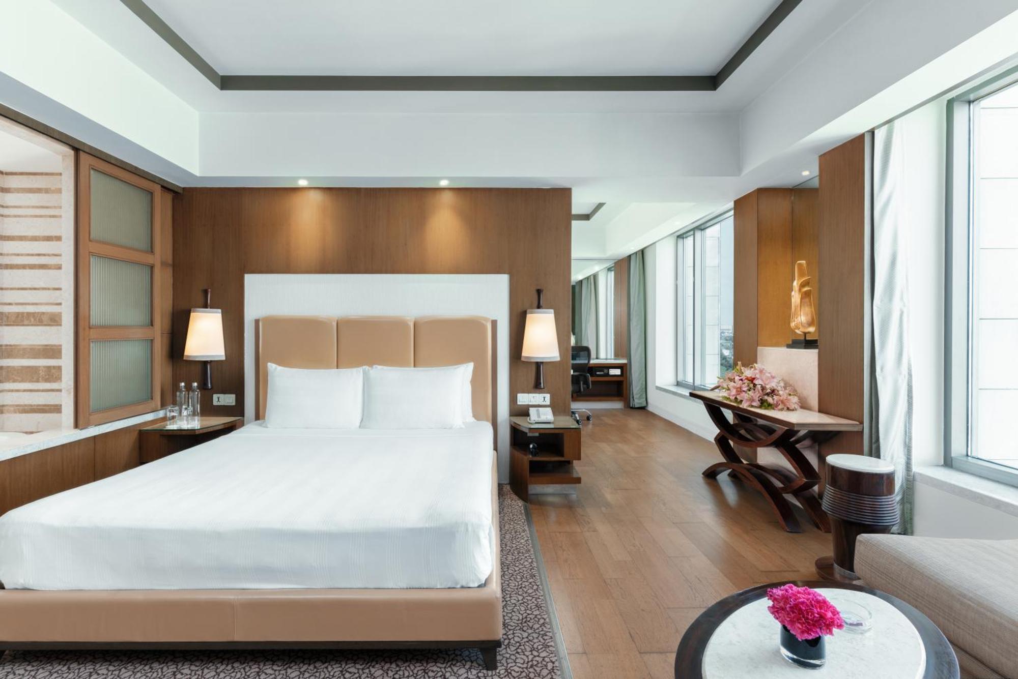 Hotel Crowne Plaza New Delhi Okhla By Ihg Exteriér fotografie A bedroom at the hotel