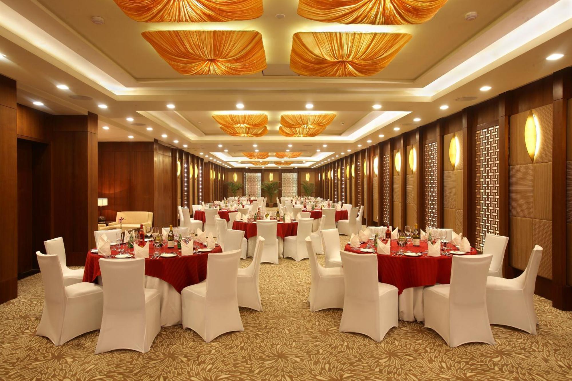Hotel Crowne Plaza New Delhi Okhla By Ihg Exteriér fotografie The Royal Hall
